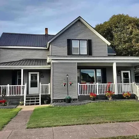 Spacious 4 Bedroom 2Ba Home With Bar And Fenced Yard